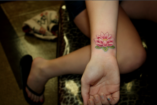 тату цветов на руке