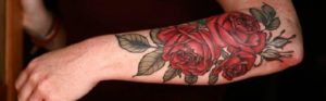 татуировка розы на на руке