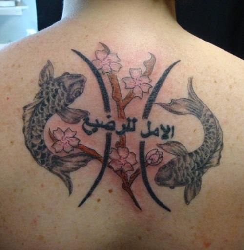тату знак рыбы на спине