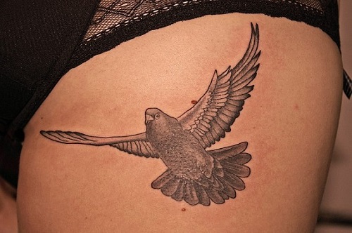 тату птица на бедре